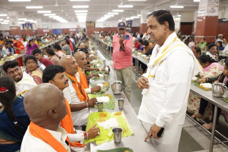 CHAIRMAN-DINES-WITH-DEVOTEES
