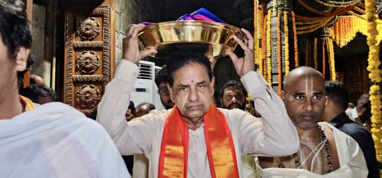 TTD-CHAIRMAN-OFFERS-PATTU-VASTRAMS-TO-SIMHACHALAM-APPANNA2-scaled