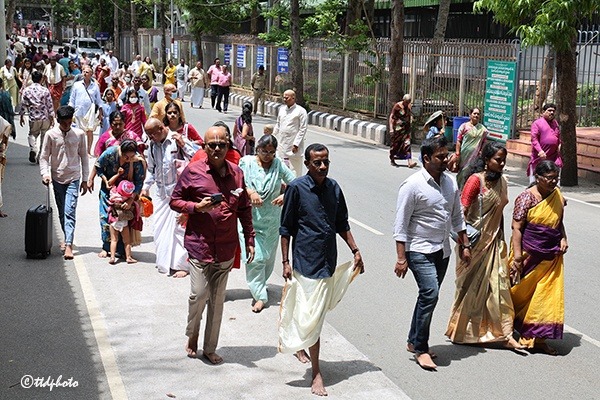 PILGRIMS-IN-NARAYANAGIRI-GARDEN-Q-LINES-3