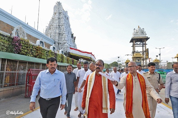 EO-TTD-INSPECTION-ON-SRIVARI-BRAHMOTSAVAM-ARRANGEMENTS-IN-MADA-STREETS1