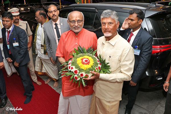 AP-CM-RECEIVING-VICE-PRESIDENT-OF-INDIA-1