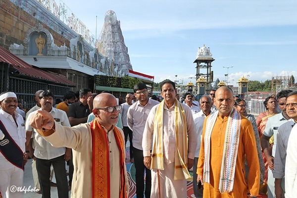 TTD-CHAIRMAN-EO-INSPECTS-BRAHMOTSAVAM-ARRANGEMENTS3