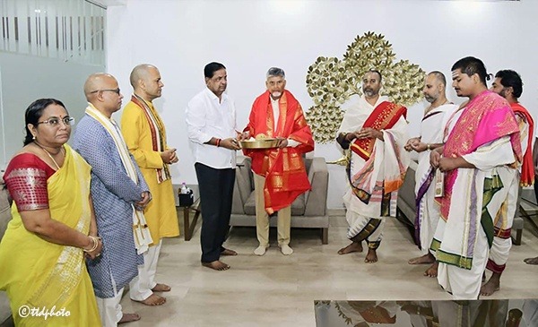 TTD-CHAIRMAN-INVITES-AP-CM-FOR-SRIVARI-BRAHMOTSAVAMS1