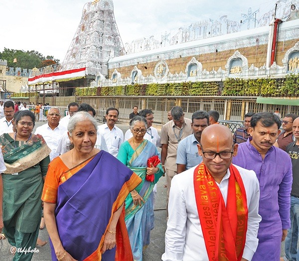 UNION-FINANCE-MINISTER-VISIT-TO-SRIVARI-TEMPLE