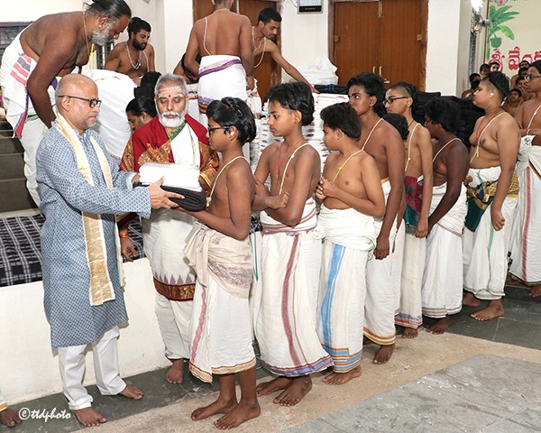 DISTRIBUTION-OF-DHOTIES-AND-BLANKETS-TO-VEDIC-STUDENTS3