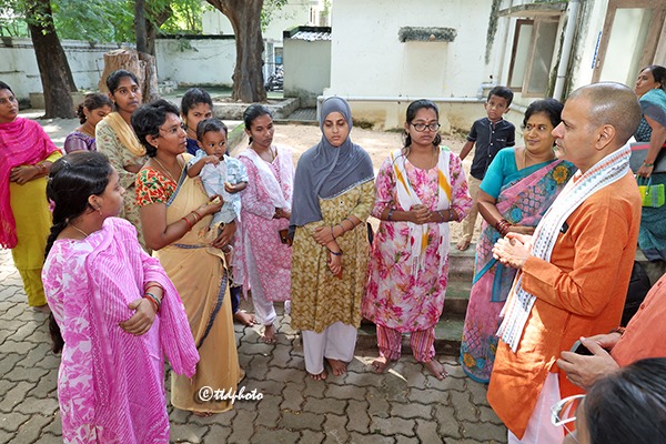 EO-TTD-INTERACTING-WITH-PARENTS-AT-SRAVANAM-PROJECT