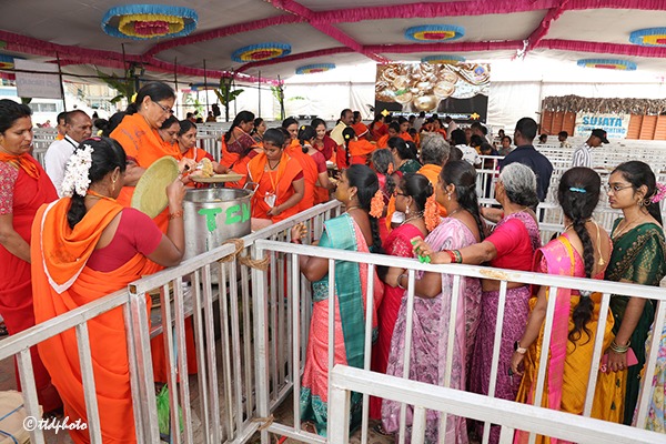 FOOD-DISTRIBUTION-AT-THOLLAPA-GARDENS-04