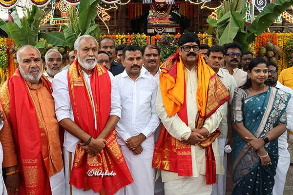 PRESENATION-OF-VASTRAMS-TO-SRI-PAT-1