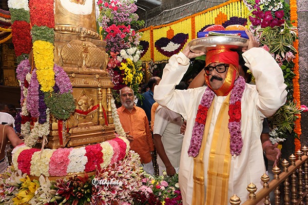 PRESENATION-OF-VASTRAMS-TO-SRI-PAT-7