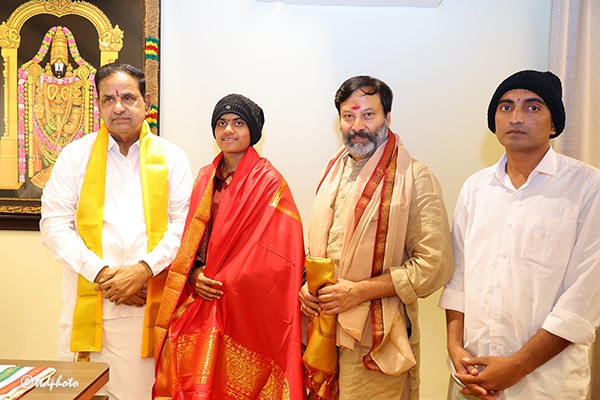 TTD-CHAIRMAN-FELICITATES-INDIAN-CRICKETER-SREE-CHARANI1