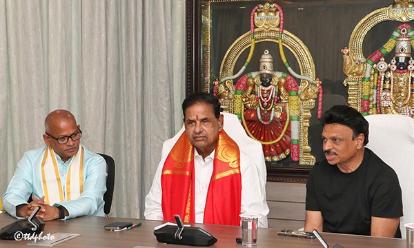 TTD-CHAIRMAN-FELICITATES-THE-DONOR1