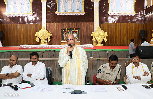 ADDITIONAL-EO-ISSUES-GUIDELINES-TO-DEPUTED-TTD-EMPLOYEES-AND-POLICE-FOR-VAIKUNTHA-DWARA-DARSHAN-DUTIES