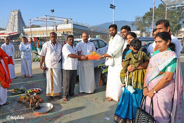 DONATION-OF-TWO-FOUR-WHEELER-CARS-4