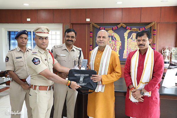 EO-TTD-DISTRIBUTION-OF-BREATH-ANALYSER-TO-POLICE1