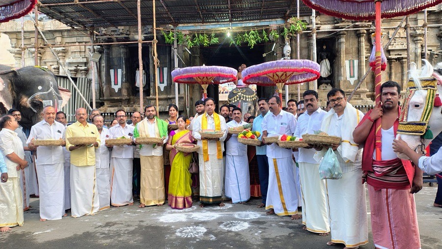PRESENTATION-OF-VASTRAM-TO-SRIRANGAM-TEMPLE
