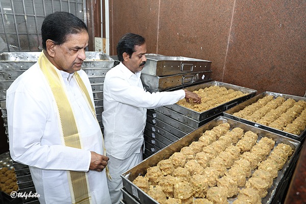 TTD-CHAIRMAN-INSPECTION-OF-LADDU-COUNTERS-IN-TIRUMALA5