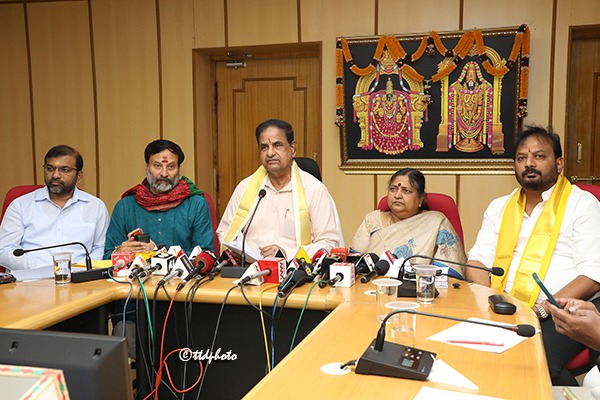 CHAIRMAN-ADDRESSING-MEDIA1