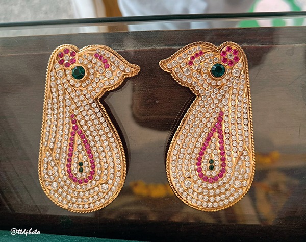 DONATION-OF-EAR-ORNAMENTS-TO-GODDESS-PADMAVATHI-AMMAVARU1