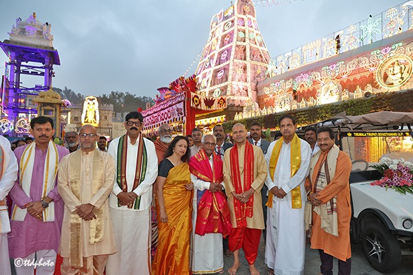 PRESIDENT-OF-MAURITIUS-H.E-Mr.-DHARAMBEER-GOKHOOL-OFFERED-PRAYERS-IN-TIRUMALA-TEMPLE6