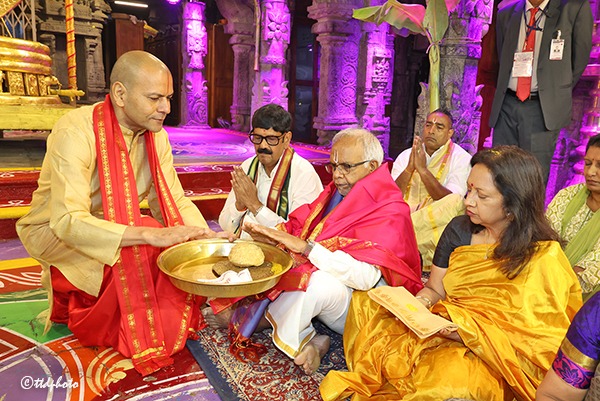 PRESIDENT-OF-MAURITIUS-H.E-Mr.-DHARAMBEER-GOKHOOL-OFFERED-PRAYERS-IN-TIRUMALA-TEMPLE7