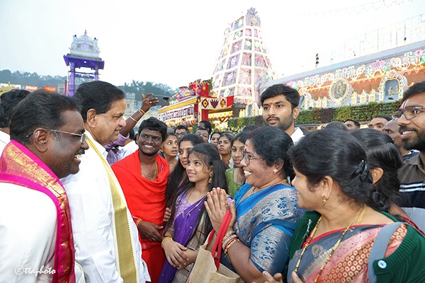 TTD-CHAIRMAN-INTERACTING-WITH-DEVOTEES-OUTSIDE-SRIVARI-TEMPLE3