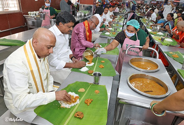 AP-MINISTER-AND-EO-TTD-IN-ANNAPRASADAM1 (1)