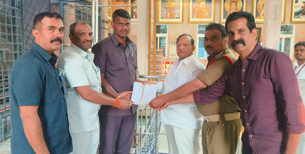 GOLD-CHAIN-HANDED-OVER