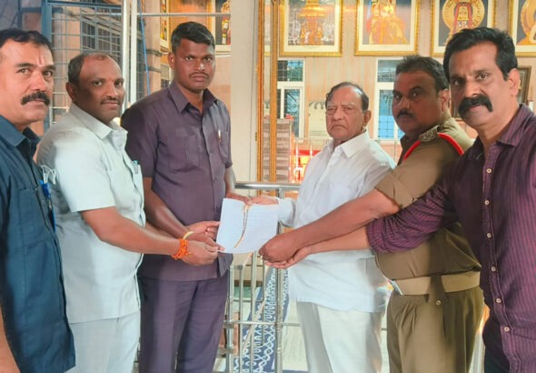 GOLD-CHAIN-HANDED-OVER