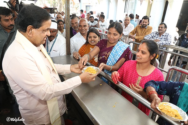 TTD-CHAIRMAN-AT-ANNAPRASADAM-COUNTER