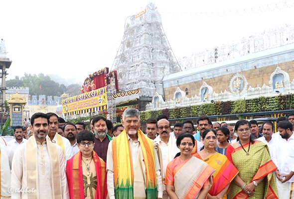 AP-CM-OFFERS-PRAYERS-IN-TIRUMALA-TEMPLE9