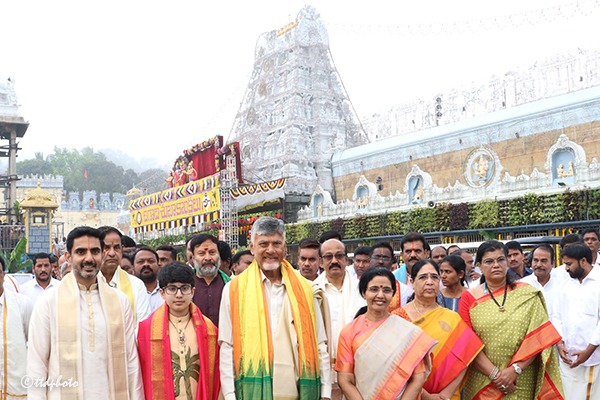 AP-CM-OFFERS-PRAYERS-IN-TIRUMALA-TEMPLE9