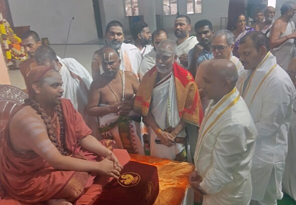 TTD-EO-CALLS-ON-SRINGERI-SHARADA-PEETHA-SUCCESSOR