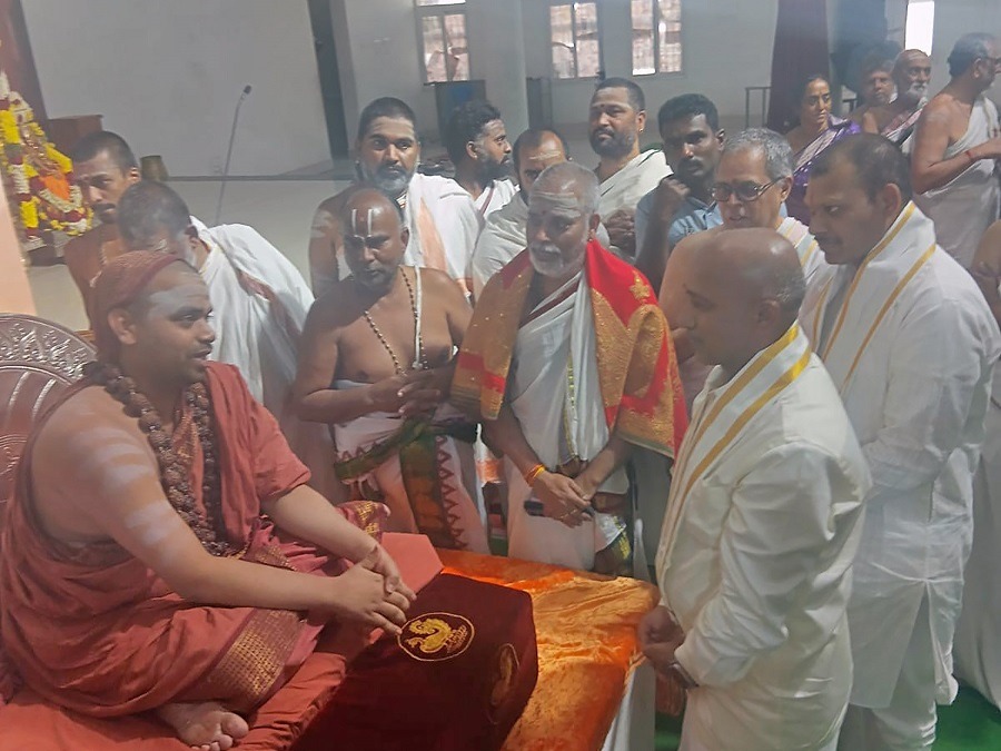 TTD-EO-CALLS-ON-SRINGERI-SHARADA-PEETHA-SUCCESSOR