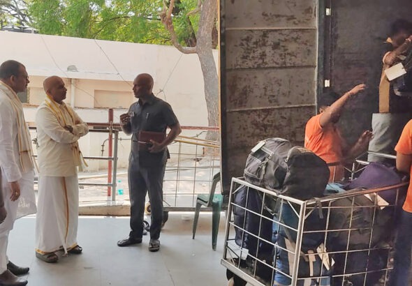 TTD-EO-INSPECTS-LUGGAGE-DEPOSIT-COUNTER-AT-ALIPIRI