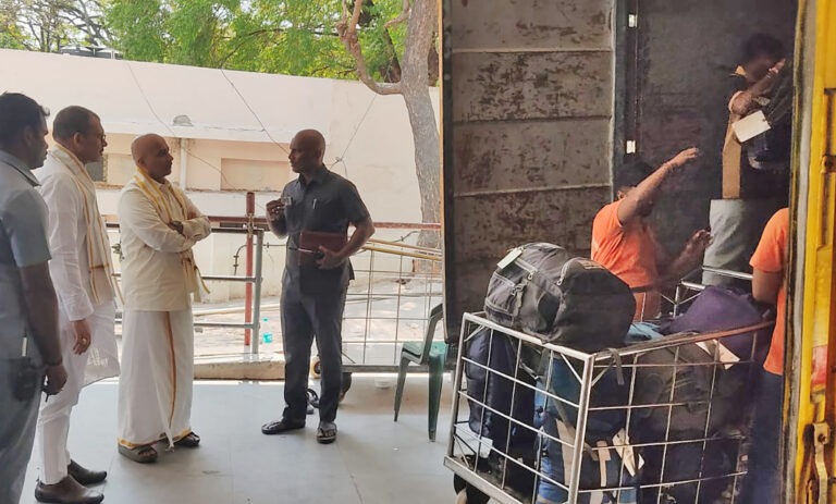 TTD-EO-INSPECTS-LUGGAGE-DEPOSIT-COUNTER-AT-ALIPIRI