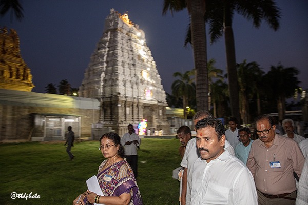 JEO-TPT-INSPECTION-IN-NAGALAPURAM-TEMPLE