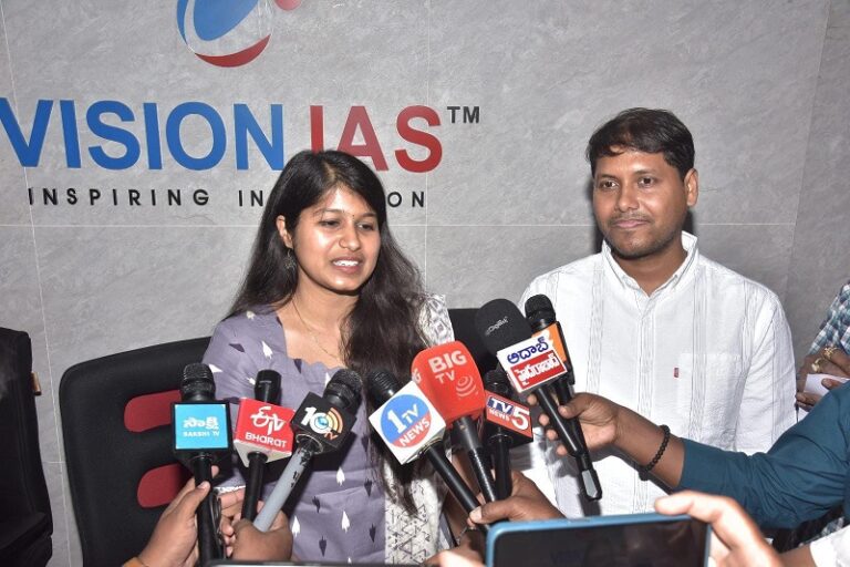 Photo_UPSC Topper Laxmi Rachana (AIR 178) Lights Up Hyderabad Aspirants at Vision IAS Seminar