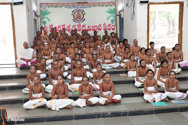 VEDIC-STUDENTS-IN-SRI-VENKATESWARA-VED-VIJNANA-PEETHAM-AT-DHARMAGIRI1