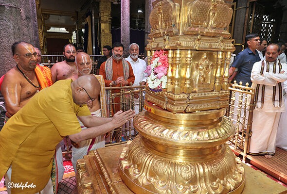 VICE-PRESIDENT-OF-INDIA-OFFERED-PRAYERS-IN-TIRUCHANOOR1