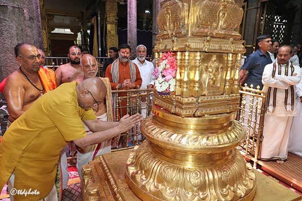 VICE-PRESIDENT-OF-INDIA-OFFERED-PRAYERS-IN-TIRUCHANOOR1