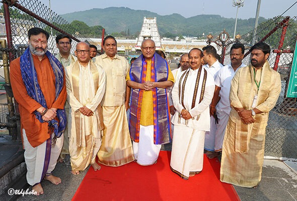 VICE-PRESIDENT-OF-INDIA-OFFERED-PRAYERS-IN-TIRUMALA11