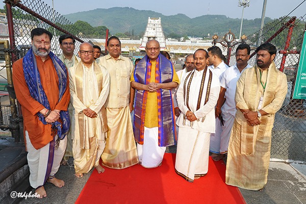 VICE-PRESIDENT-OF-INDIA-OFFERED-PRAYERS-IN-TIRUMALA11