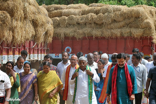 DONATION-OF-DRY-FODDER-TO-TTD-SV-GOSHALA4