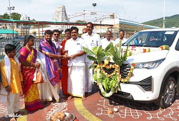 DONATION-OF-INNOVA-CAR-TO-TTD1
