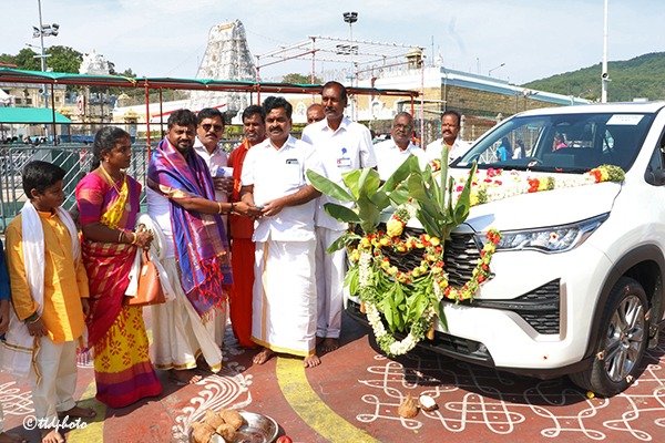 DONATION-OF-INNOVA-CAR-TO-TTD1