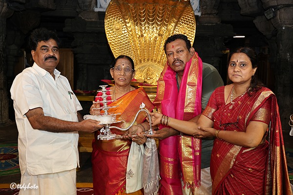 DONATION-OF-SILVER-NAKSHATRA-HARATHI-02
