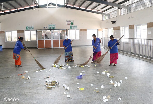 GARBAGE-CLEANING-AT-Q-LINES-IN-TIRUMALA1