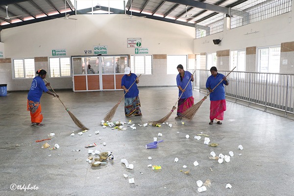 GARBAGE-CLEANING-AT-Q-LINES-IN-TIRUMALA1