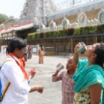 SRIVARISEVAKS-SERVING-WATER2
