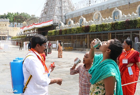 SRIVARISEVAKS-SERVING-WATER2